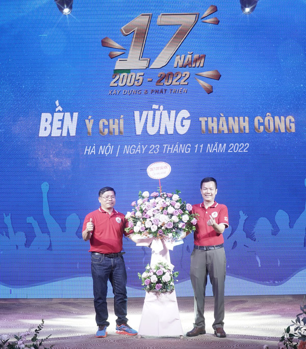 Ông Hoàng Văn Chung -  GĐ Công ty CP Châu Hưng Bắc tặng hoa chúc mừng.